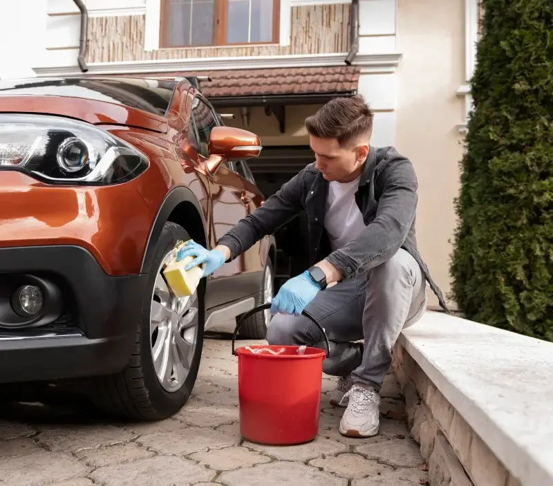 Lavage auto à domicile Lissac : professionnel intervenant sur un véhicule